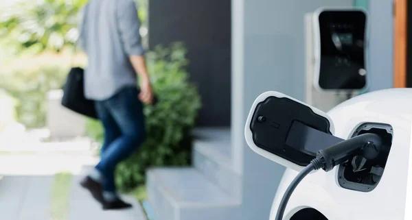 Focus Electric Car Charging Home Charging Station Blurred Progressive Man — Foto Stock