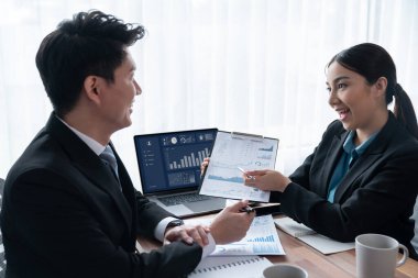 Ofisteki analist ekibi veri analizi ve pazarlama stratejisini güçlü takım çalışmasıyla yapılan toplantıda iş performansını artırmak için BI gösterge paneli ve istatistikleri kullanarak tartışıyor. Sevinçli.