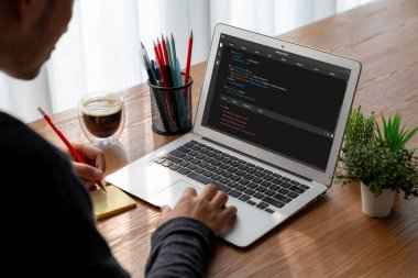 Model uygulama ve program kodlaması için bilgisayar ekranında yazılım geliştirme programlama