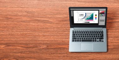 Web sayfasının modern tasarımı ve bilgisayar ekranında gösterilen ticari reklamlar için grafiksel tasarımcı yazılımı