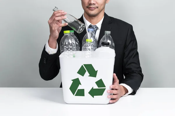 Empresário Segurar Lixeira Preenchido Com Garrafa Plástico Fundo Isolado Responsabilidade — Fotografia de Stock