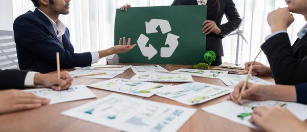 재활용에 계획하고 토론하는 사업가들의 사무실 회의실에서의 재사용 친화적 폐기물 규정을 — 스톡 사진