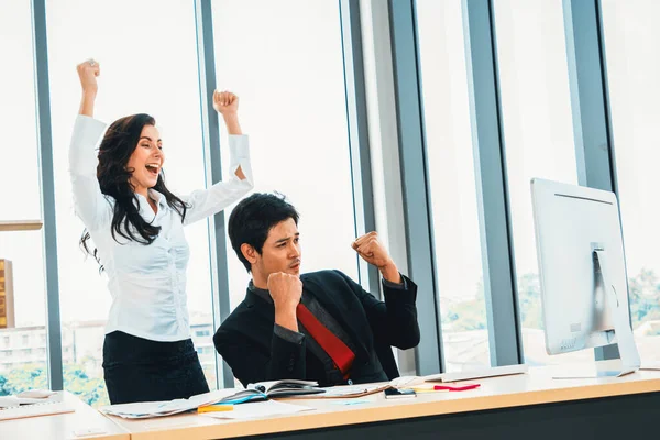 Duas Pessoas Negócios Felizes Celebram Sala Reuniões Escritório Empresário Bem — Fotografia de Stock