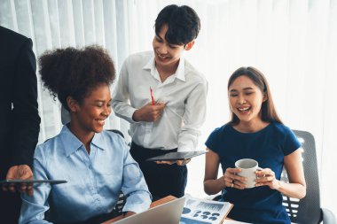 Çok ırklı analist ekibi toplantı masasındaki mali raporu analiz etmek için BI gösterge tablosunu kullanıyor. Çeşitli iş adamlarından oluşan bir grup, FIntech 'in veri analizini başarılı iş pazarlaması için kullanır. Uyum