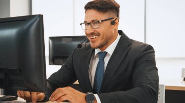 Ofiste çalışan kulaklık takan işadamları uzak müşteri ya da meslektaşlarını desteklemek için çalışıyorlar. Çağrı merkezi, tele pazarlama, müşteri destek acentesi telefon görüşmesinde hizmet sağlıyor. Jivy