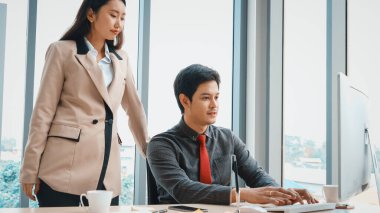 İki iş adamı toplantı odasında proje stratejisi hakkında konuşuyor. İş adamı, iş yerinde iş arkadaşlarıyla proje planlamasını tartışırken aynı zamanda mali raporla ilgili sohbet ve tavsiyelerde bulunuyor. Jivy