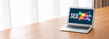 Model e-ticaret için SEO arama motoru optimizasyonu ve bilgisayar ekranında gösterilen çevrimiçi perakende işi