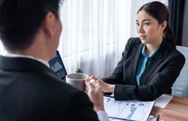 Ofisteki analist ekibi veri analizi ve pazarlama stratejisini güçlü takım çalışmasıyla yapılan toplantıda iş performansını artırmak için BI gösterge paneli ve istatistikleri kullanarak tartışıyor. Sevinçli.