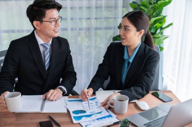 Ofisteki analist ekibi veri analizi ve pazarlama stratejisini BI gösterge tablosu ve istatistikleri kullanarak başarılı takım çalışması ile kurumsal toplantıda iş performansını geliştirmek için tartışıyor. Sevinçli.