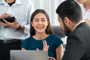 Profesyonel Asyalı çalışanlar, şirket ofisinde takım olarak çalışarak iş planları ve bilgisayarla başarılı olmak için verileri tartışırlar. Modern ofis çalışanı takım çalışması konsepti. Uyum