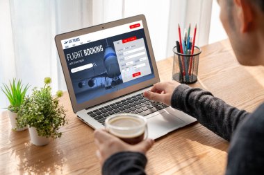 Online uçuş rezervasyon sitesi mod rezervasyon sistemi sağlar. Seyahat teknolojisi kavramı .