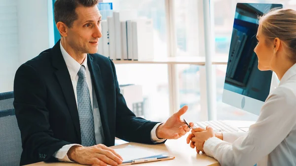 Werkzoekende Sollicitatiegesprek Met Manager Interviewer Kantoor Geïnterviewde Jongeren Zoeken Een — Stockfoto