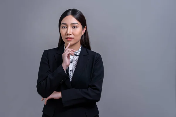 Joven Empresaria Asiática Confiada Posando Traje Profesional Sobre Fondo Aislado —  Fotos de Stock