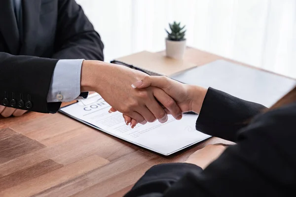 Duas Pessoas Negócios Apertam Mãos Depois Assinar Com Sucesso Contrato — Fotografia de Stock