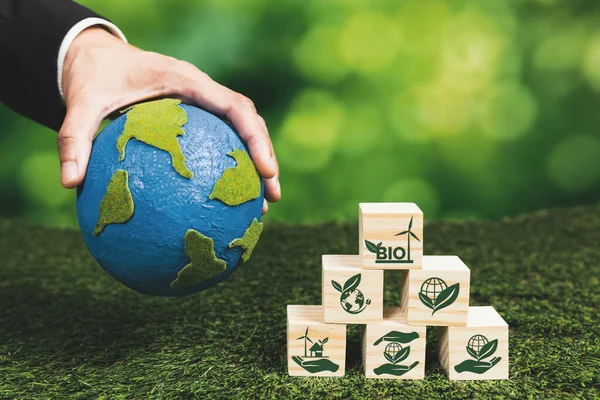 Földet Tartó Üzletember Keze Szimbolizálja Zöld Vállalkozást Amely Bioüzemanyag Technológiát — Stock Fotó