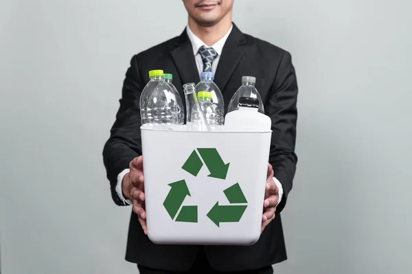 Empresário Segurar Lixeira Preenchido Com Garrafa Plástico Fundo Isolado Responsabilidade — Fotografia de Stock