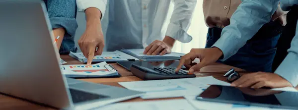 Panoramaaufnahme Büroangestellte Team Analysieren Dashboard Papier Und Finanzbericht Berechnen Gewinn — Stockfoto