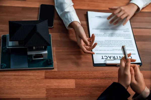 구매자는 계약서에 책상에 서명을 함으로써 과정의 마지막 단계를 함으로써 부동산의 — 스톡 사진