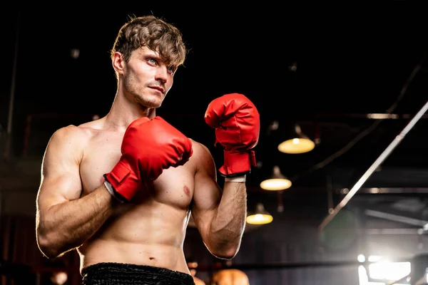 Boxkämpfer Hemdsloser Pose Kaukasischer Boxer Mit Rotem Handschuh Defensiver Wachhaltung — Stockfoto