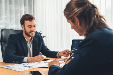 Ofisteki analist ekibi, iş performansını artırmak için bilgisayarında grafik ve çizelge olan BI gösterge panelini kullanarak çalışma alanındaki pazarlama stratejisi için finansal veri analizi yapmakla meşgul. Varlık