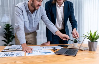 Ofisteki analist ekibi, iş performansını artırmak için grafik ve grafikli BI gösterge panelini kullanarak çalışma alanındaki pazarlama stratejisi için finansal veri analizi yapmakla meşgul. Varlık