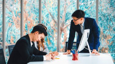 Ofisteki grup toplantısında kızgın iş adamı tartışması sorunu. İflas ve kayıp konsepti. Jivy