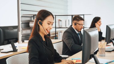 Ofiste çalışan kulaklık takan işadamları uzak müşteri ya da meslektaşlarını desteklemek için çalışıyorlar. Çağrı merkezi, tele pazarlama, müşteri destek acentesi telefon görüşmesinde hizmet sağlıyor. Jivy