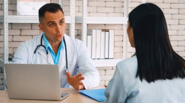 Profesyonel üniformalı doktor hastanedeki ya da klinikteki hastayı muayene ediyor. Sağlık, tıbbi ve doktor servis konsepti. Jivy
