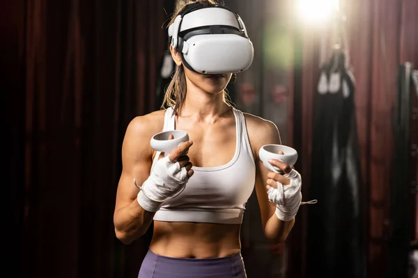 Kvinnelig Boksertrening Med Eller Virtuell Virkelighet Iført Hodetelefoner Med Immersiv – stockfoto