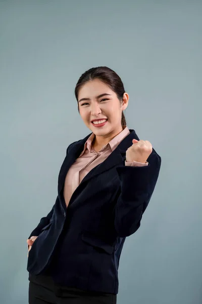 自信的年轻亚洲女商人 穿着正装 手握手势表示促销或做广告 脸上带着惊讶的表情 背景偏僻 很有激情 — 图库照片