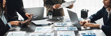 FBI Fintech 'te çalışan analist ekibi ofis işyerindeki mali konsolu inceliyor. İş adamları iş görüşü için raporları gözden geçiriyorlar. Panorama çekimi. Dahi.