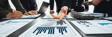 FBI Fintech 'te çalışan analist ekibi ofis işyerindeki mali konsolu inceliyor. İş adamları iş görüşü için raporları gözden geçiriyorlar. Panorama çekimi. Dahi.