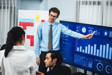 İş adamı, finansal rapor veri analizi veya pazar eğilimi gösterisiyle iş sunumunu şirketin gelecekteki yönetiminde stratejik planlama için büyük bir TV ekranında sundu. Çok titiz.