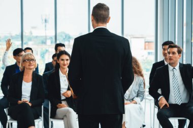 Bir grup iş adamı seminer konferansında toplanıyor. Seyirciler, çalışanların eğitim seanslarındaki eğitmenleri dinliyor. Uzman konuşmacı ile ofis çalışanları toplantısı. Jivy