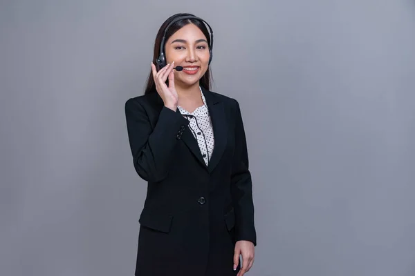 Kobieta Operator Call Center Noszenia Słuchawki Strój Formalny Stoi Pewnie — Zdjęcie stockowe