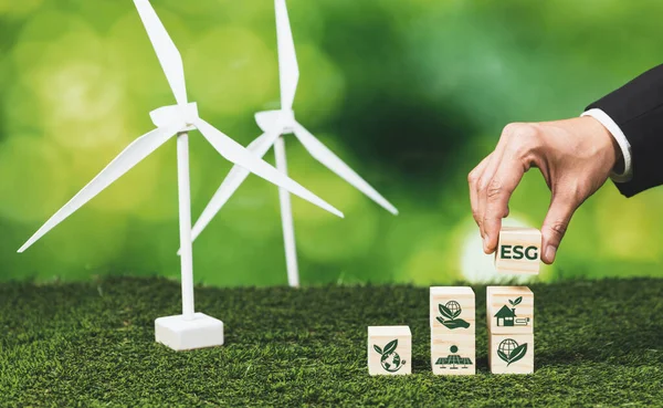 Empresario Que Sostiene Cubo Símbolo Esg Para Protección Ambiental Corporativa —  Fotos de Stock