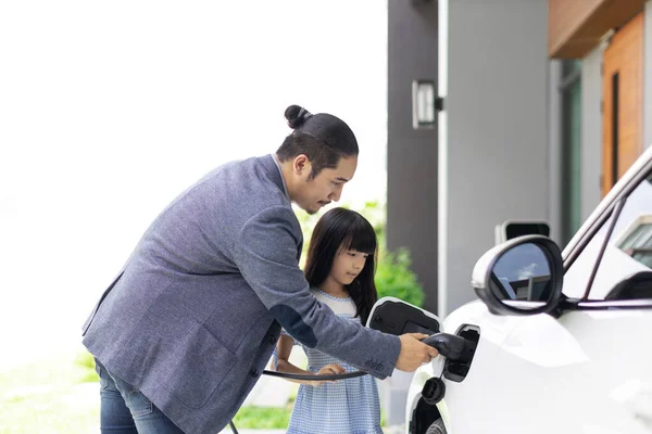 Progressive Father Daughter Plugs Charger Home Charging Station Electric Vehicle — Fotografia de Stock