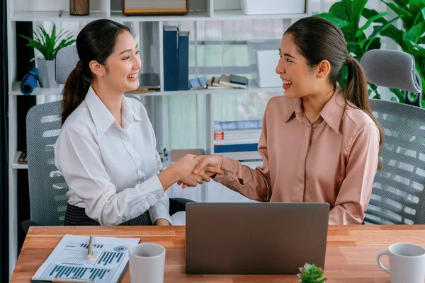 Две Азиатские Бизнесвумен Пожимают Руки Современном Офисе После Успешной Работы — стоковое фото