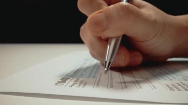 Şirket muhasebecisinin ya da bireysel vergi mükelleflerinin vergi formlarını doldurup vergi sezonuna hazırlanan ve mali rapor sunan 1040 vergi formunu doldurdukları yakın çekim makro çekimi..