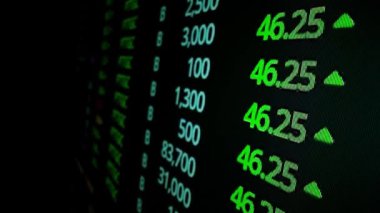 Makro çekim hareketi üzerine borsa kurulu LED ekranı borsa ve finansal verileri gösteriyor. Dinamik borsa endeksi değer artışı ve eğilim yatırımı için düşüş.
