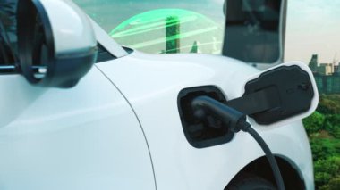 Gelişmiş yeşil şehir ESG sembolü elektrikli araçla arka plan, EV araba şarj noktasındaki enerji yenilenebilir enerji taşımacılığıyla çevre bilincini artırmak için şarj ediliyor.