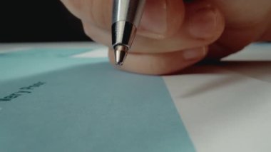 Yakın çekim makro çekim hareketi el geri besleme anket formunu müşteri memnuniyeti için kalemle dolduruyor. Anket formu pazarlama ve kalite değerlendirme kavramı olarak mükemmel derecelendirme geribildirimi alır.