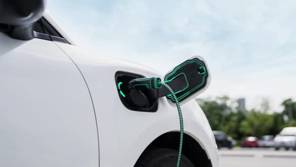 公共停车场充电站的电动汽车充电器充电 未来创新的充电式电动车使用替代清洁和可持续的能源 仔细阅读 — 图库视频影像