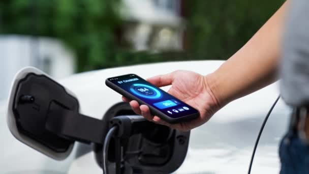 Smartphone Display Batterij Status Smart Mobiele Applicatie Terwijl Auto Opladen — Stockvideo