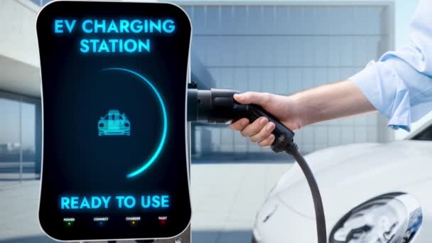 在现代建筑的背景下 从智能充电站手拉式电动车充电器在屏幕上显示电池状态 未来的可持续电力和电动车的利用 仔细阅读 — 图库视频影像
