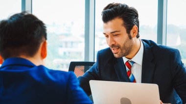 Şirket ofisindeki yönetici ve mülakatçıyla iş görüşmesinde iş arayan biri. Genç mülakatçı profesyonel kariyer fırsatı arıyor. İnsan kaynakları ve adam toplama konsepti. Jivy