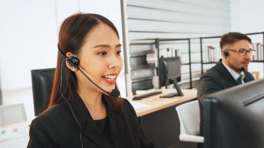 Ofiste çalışan kulaklık takan işadamları uzak müşteri ya da meslektaşlarını desteklemek için çalışıyorlar. Çağrı merkezi, tele pazarlama, müşteri destek acentesi telefon görüşmesinde hizmet sağlıyor. Jivy