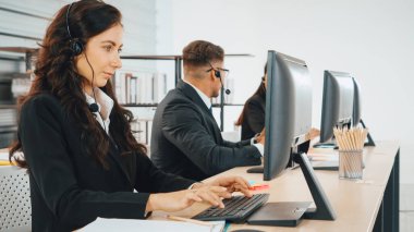 Ofiste çalışan kulaklık takan işadamları uzak müşteri ya da meslektaşlarını desteklemek için çalışıyorlar. Çağrı merkezi, tele pazarlama, müşteri destek acentesi telefon görüşmesinde hizmet sağlıyor. Jivy