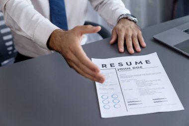 Resmi ofiste takım elbiseli ve iş görüşmesi için özgeçmiş hazırlayan kendine güvenen bir adam. Adayla görüşen kişinin bakış açısından elini kameranın önünde sıkmak için uzat. Coşkulu