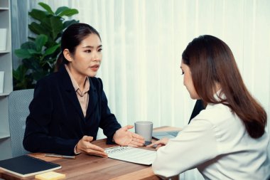 İş anlaşması toplantısı, genç iş kadınları sözleşmenin şartlarını ve şartlarını dikkatle gözden geçiriyorlar. Şirket avukatı sözleşme anlaşmasında danışmanlık yapar. Coşkulu.